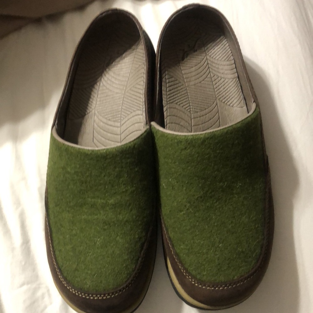 New not worn, Chacos wool shoes green